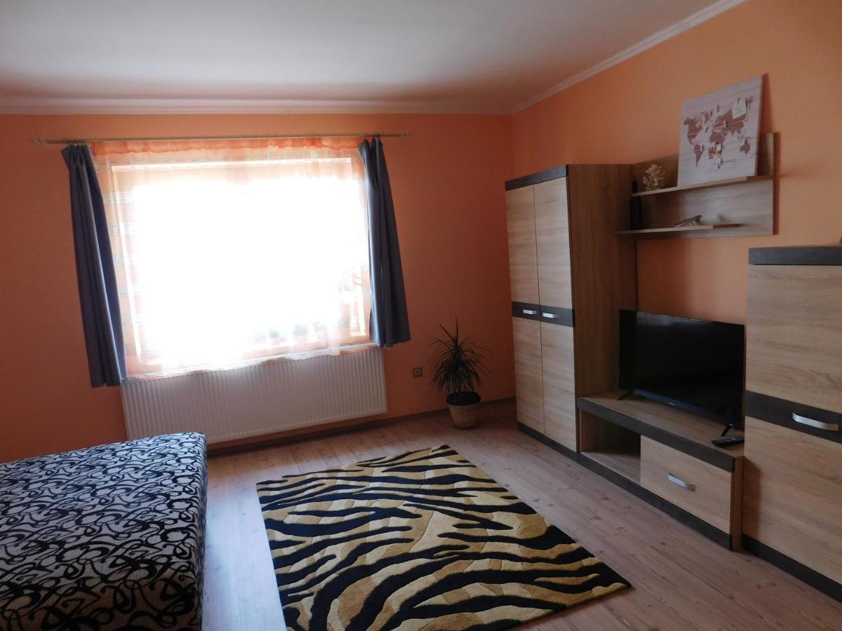Lovas Vendeghaz Apartment Obanya Bagian luar foto