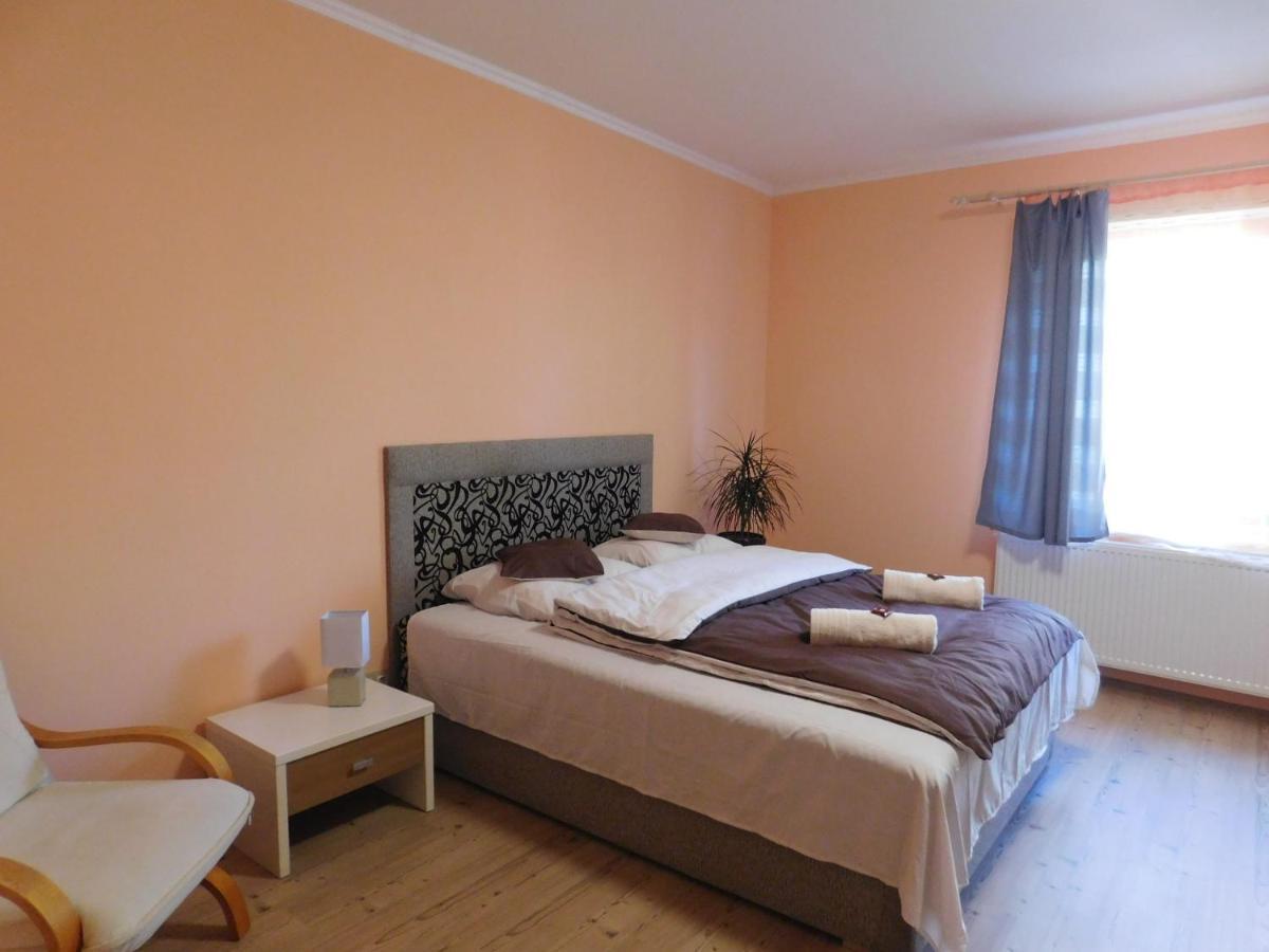Lovas Vendeghaz Apartment Obanya Bagian luar foto