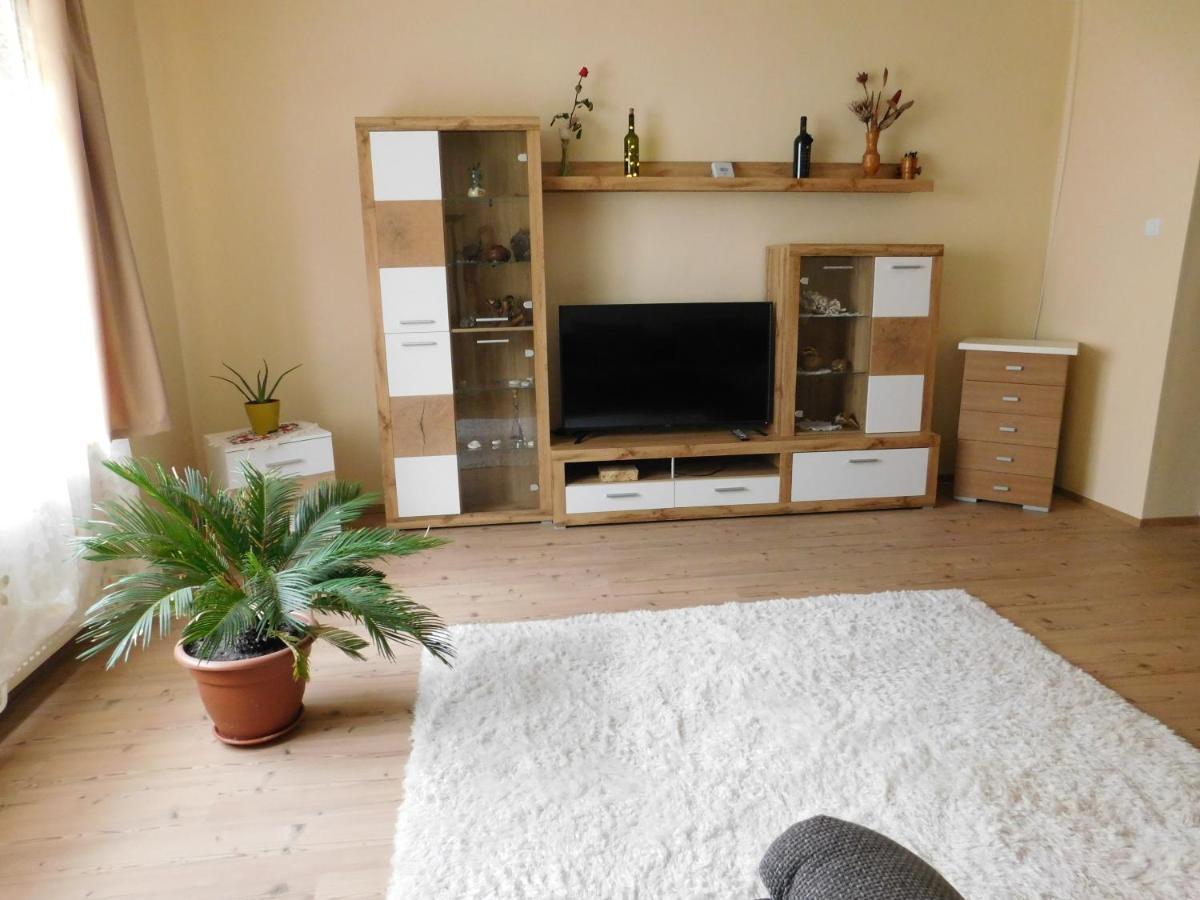 Lovas Vendeghaz Apartment Obanya Bagian luar foto