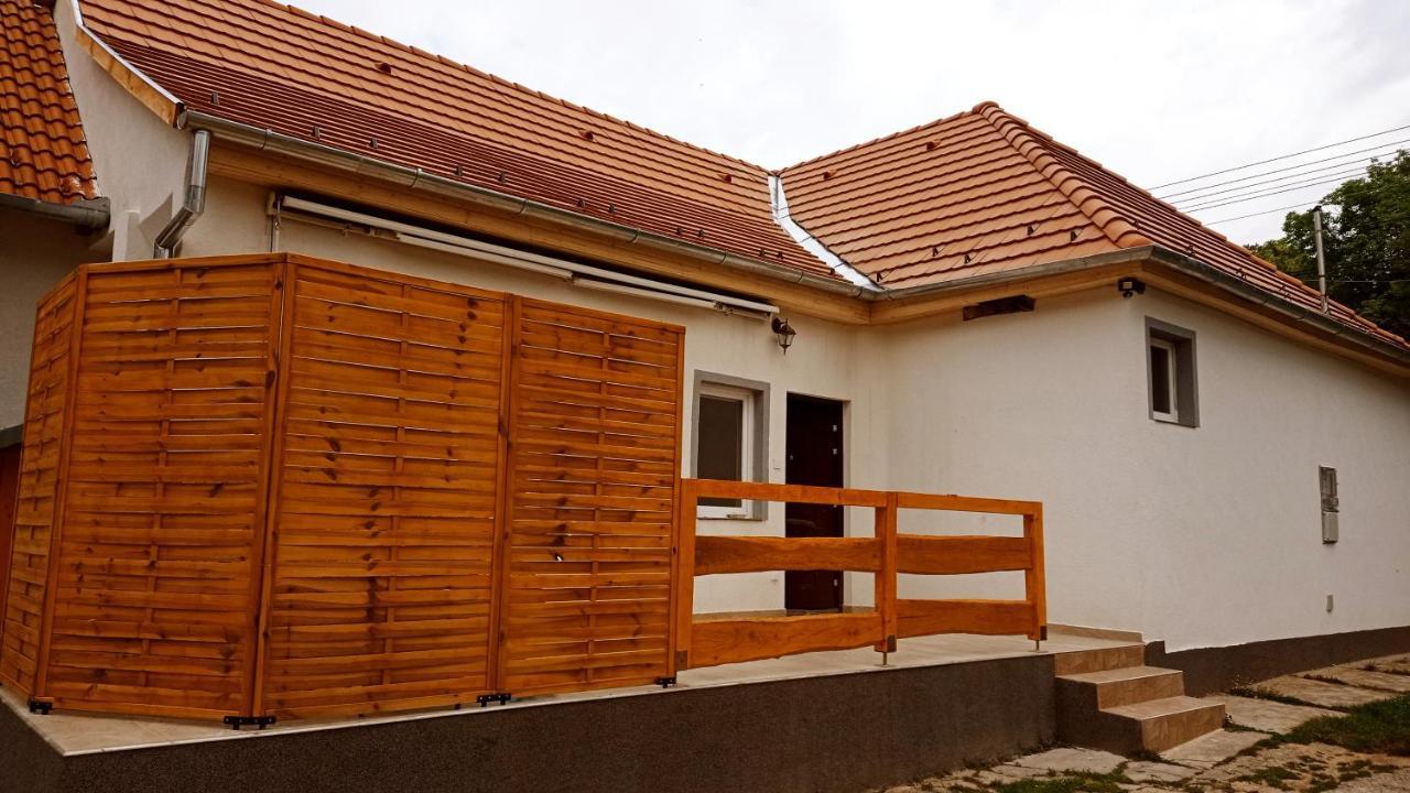 Lovas Vendeghaz Apartment Obanya Bagian luar foto