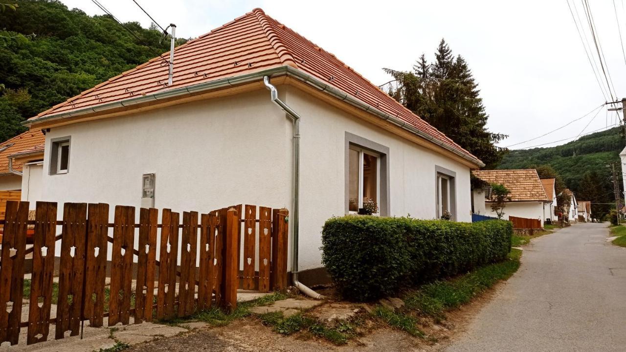 Lovas Vendeghaz Apartment Obanya Bagian luar foto