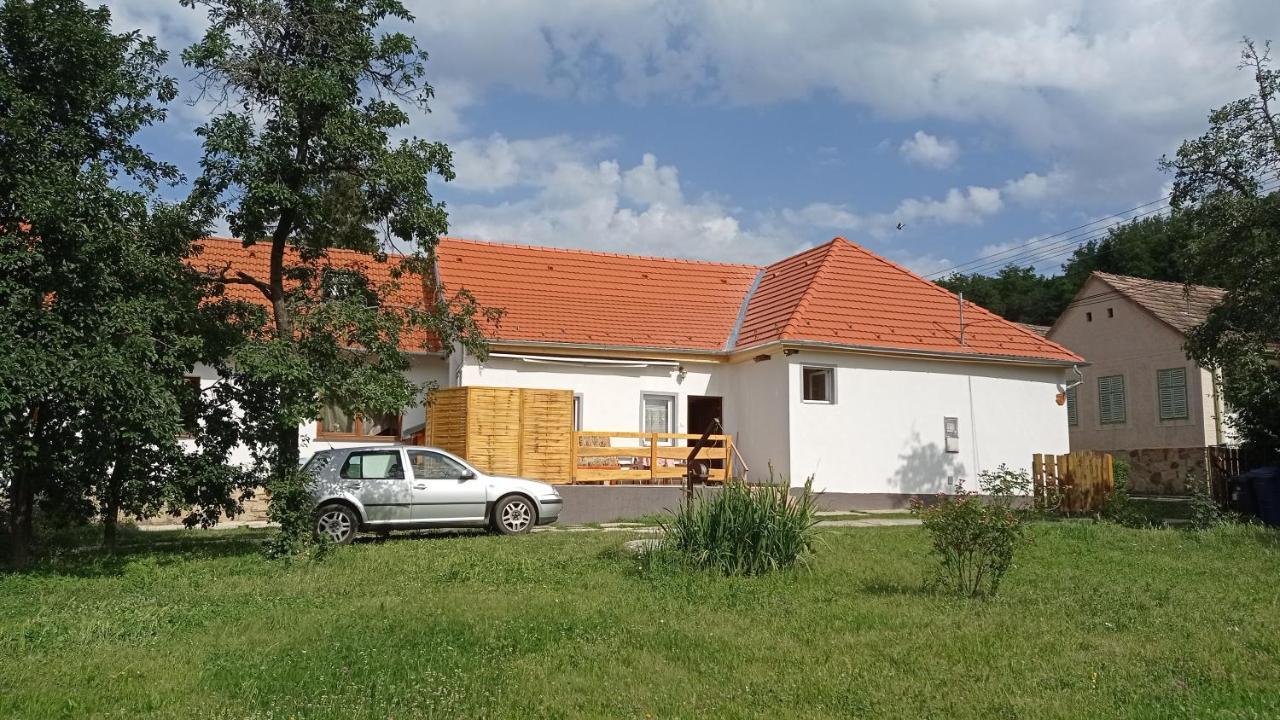 Lovas Vendeghaz Apartment Obanya Bagian luar foto