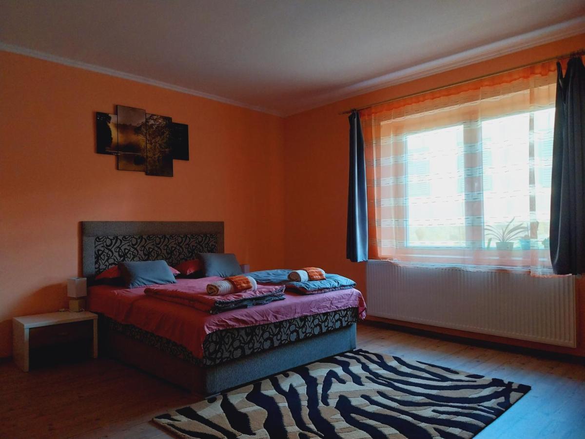 Lovas Vendeghaz Apartment Obanya Bagian luar foto