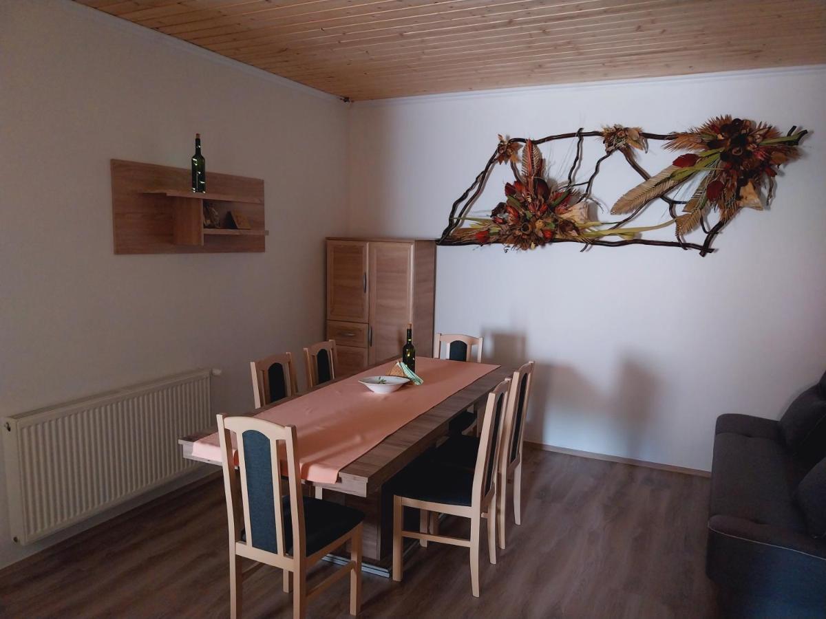 Lovas Vendeghaz Apartment Obanya Bagian luar foto